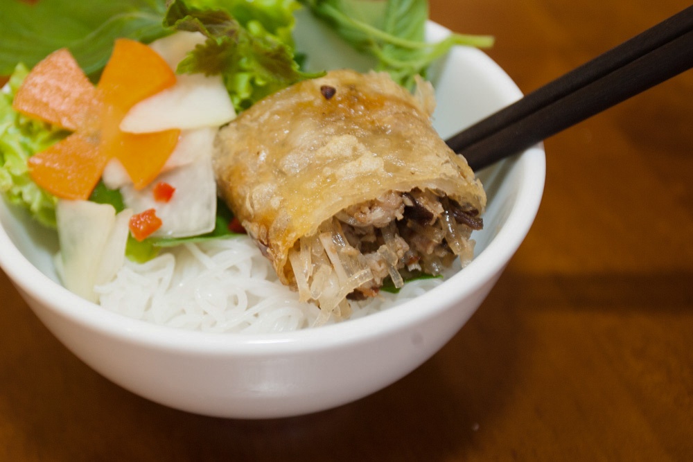 Bun nem ngon tren duong Nguyen Van Troi hinh anh