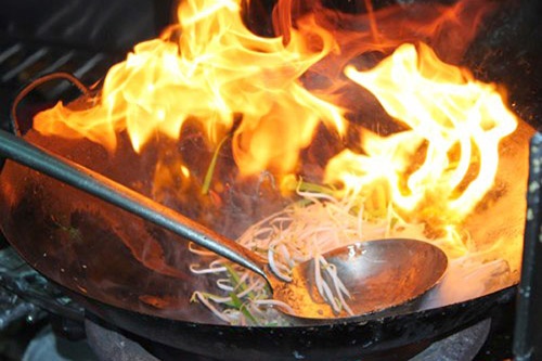 Việc ngồi cả ngày bên cạnh những chiếc nồi hay chảo dầu sôi sùng sục sẽ khiến tâm trạng người bán có tâm lý không dễ chịu nên thường câu có với khách.