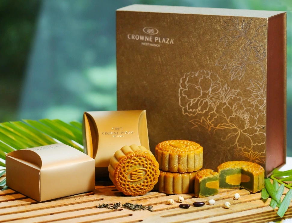 Các đầu bếp của Crowne Plaza West Hanoi giới thiệu nhiều vị bánh khác nhau như trà xanh, đậu xanh, hạt dẻ, hạt sen, đậu đỏ, khoai môn… Những chiếc bánh còn được đựng trong những chiếc hộp có thiết kế đặc biệt với tông màu nâu vàng ấm tối giản ẩn dưới hoa văn thanh lịch, tao nhã.