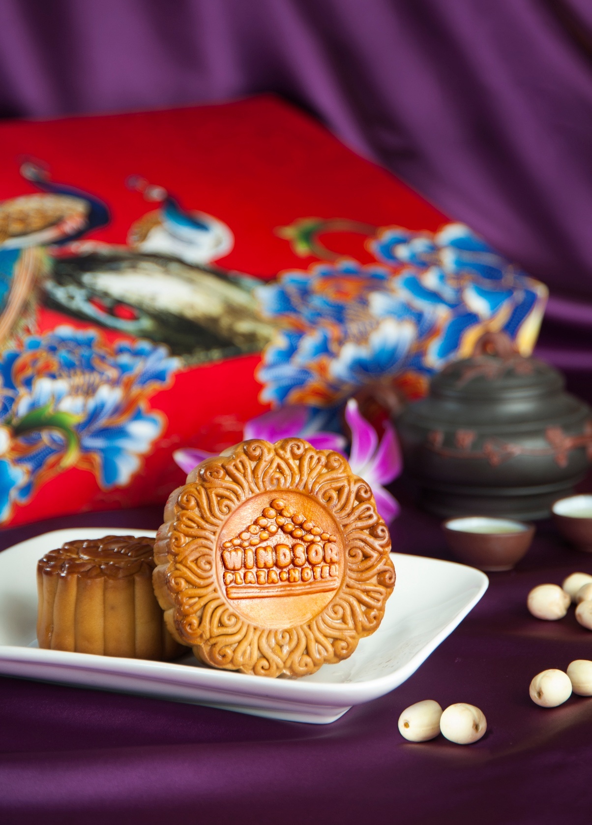Là thành phẩm của các đầu bếp và Martin Yan, các dòng bánh của khách sạn Windsor Plaza ghi dấu với lớp vỏ bánh thơm mỏng khắc họa những hoa văn tinh xảo, ôm trọn nhiều hương vị nhân tuyển chọn. Đặc biệt, khách sạn cũng giới thiệu thêm món bánh Trung thu Tiramisu độc đáo với vị kem và phô mai thơm ngậy.