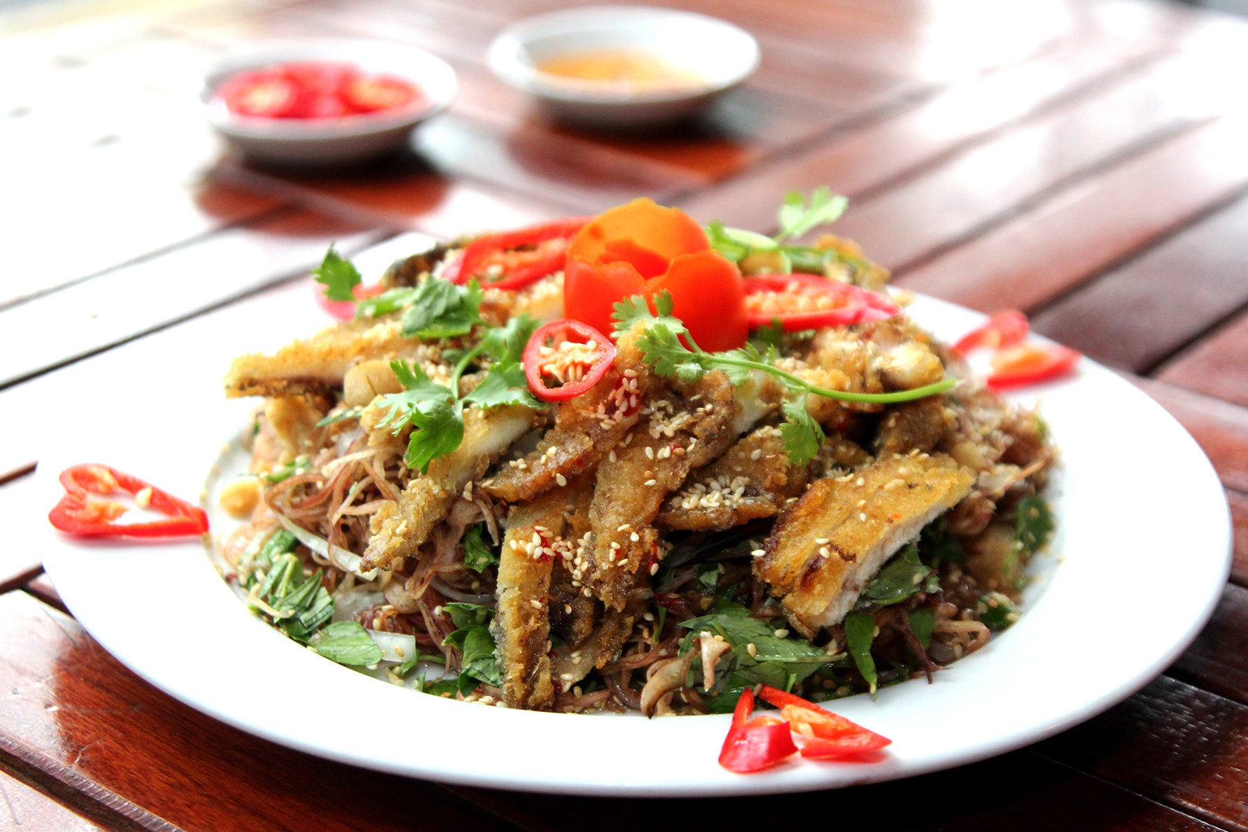 Di an goi ca ro dong trong dinh tong thong xua hinh anh