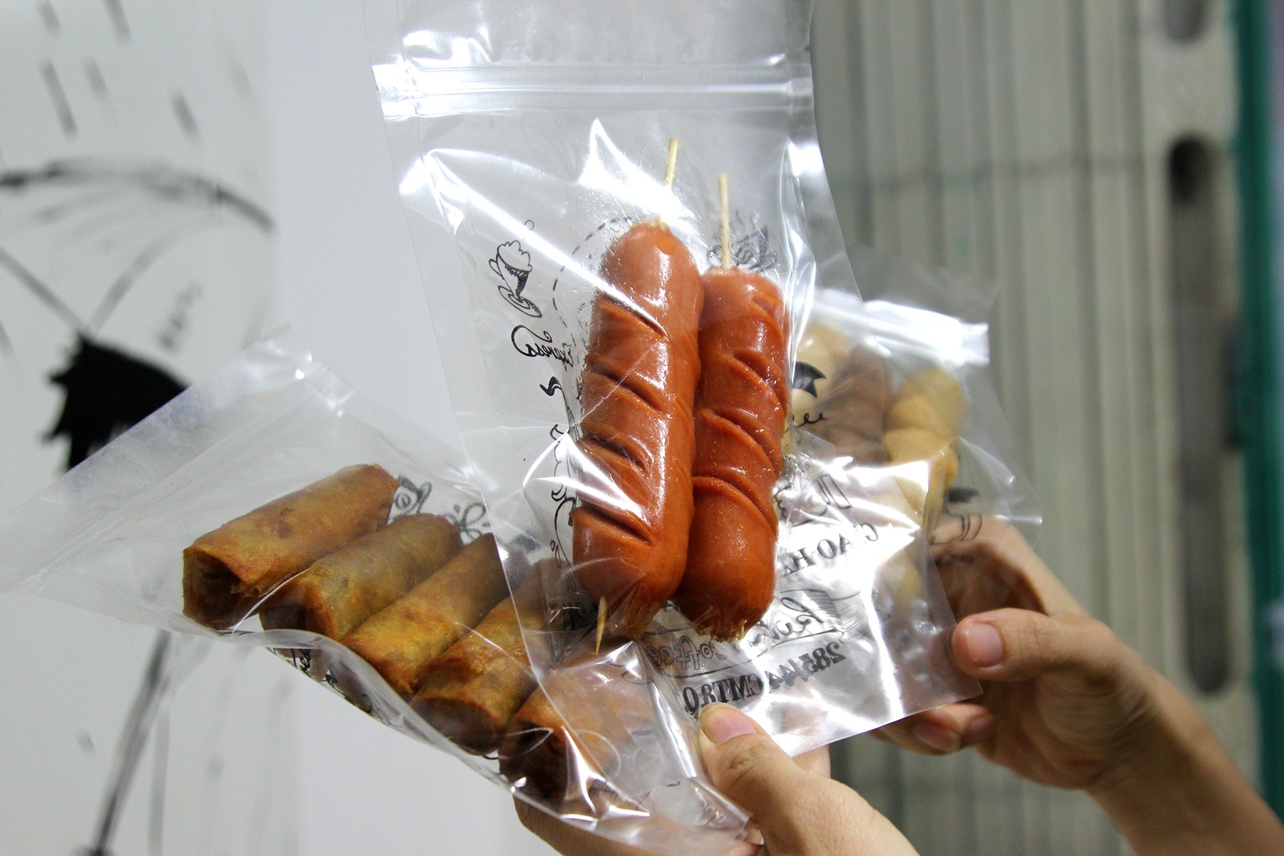 Ngoài dùng để đựng nước, quán cũng dùng loại túi này để đựng các món ăn vặt bán tại quán.