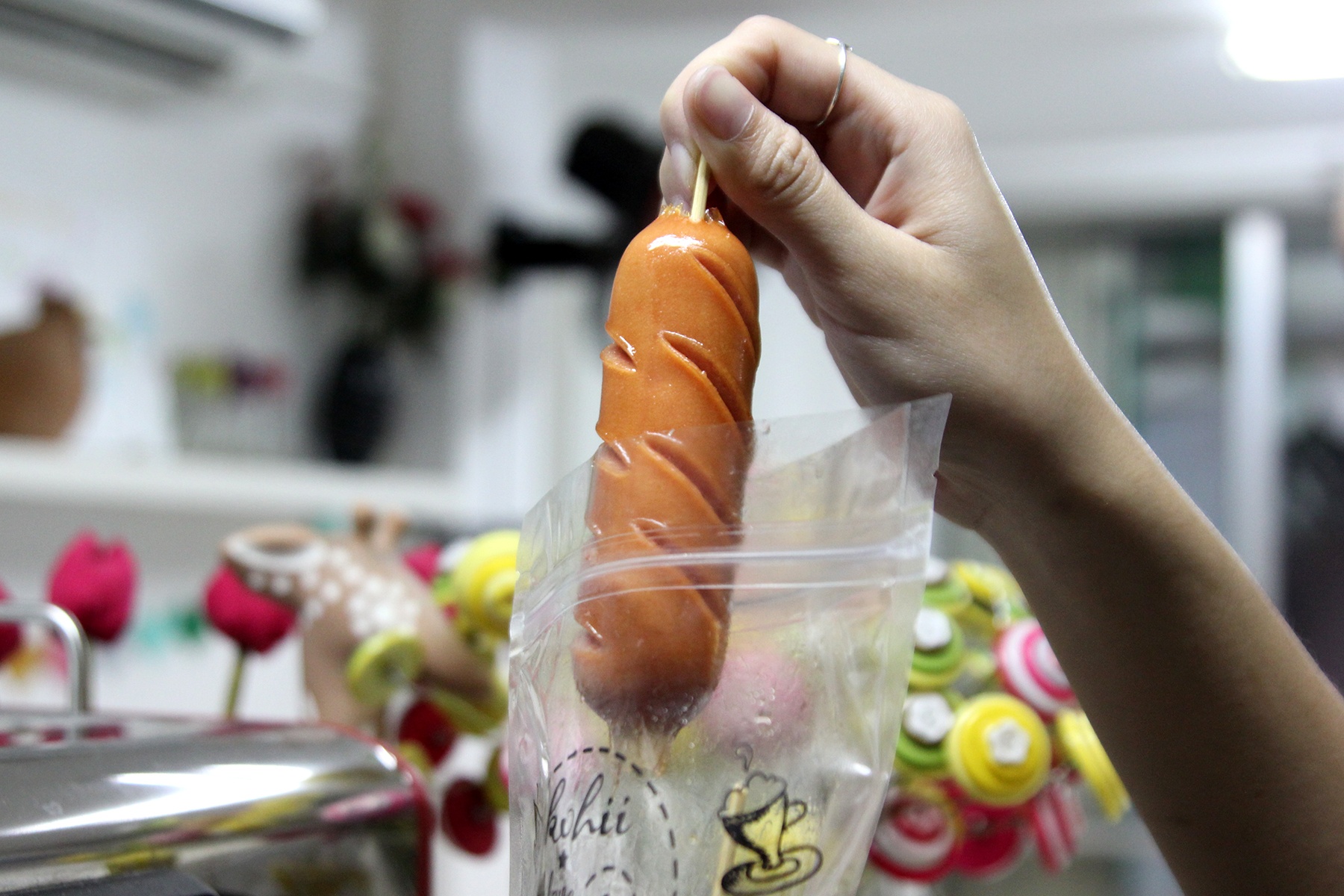 Không chỉ vậy, tác dụng giữ nhiệt của loại túi này còn giữ nóng xúc xích nóng khoảng 30 - 40 phút. Điều này giúp bạn cảm nhận trọn vẹn vị ngon của món ăn ở bất kỳ đâu. 