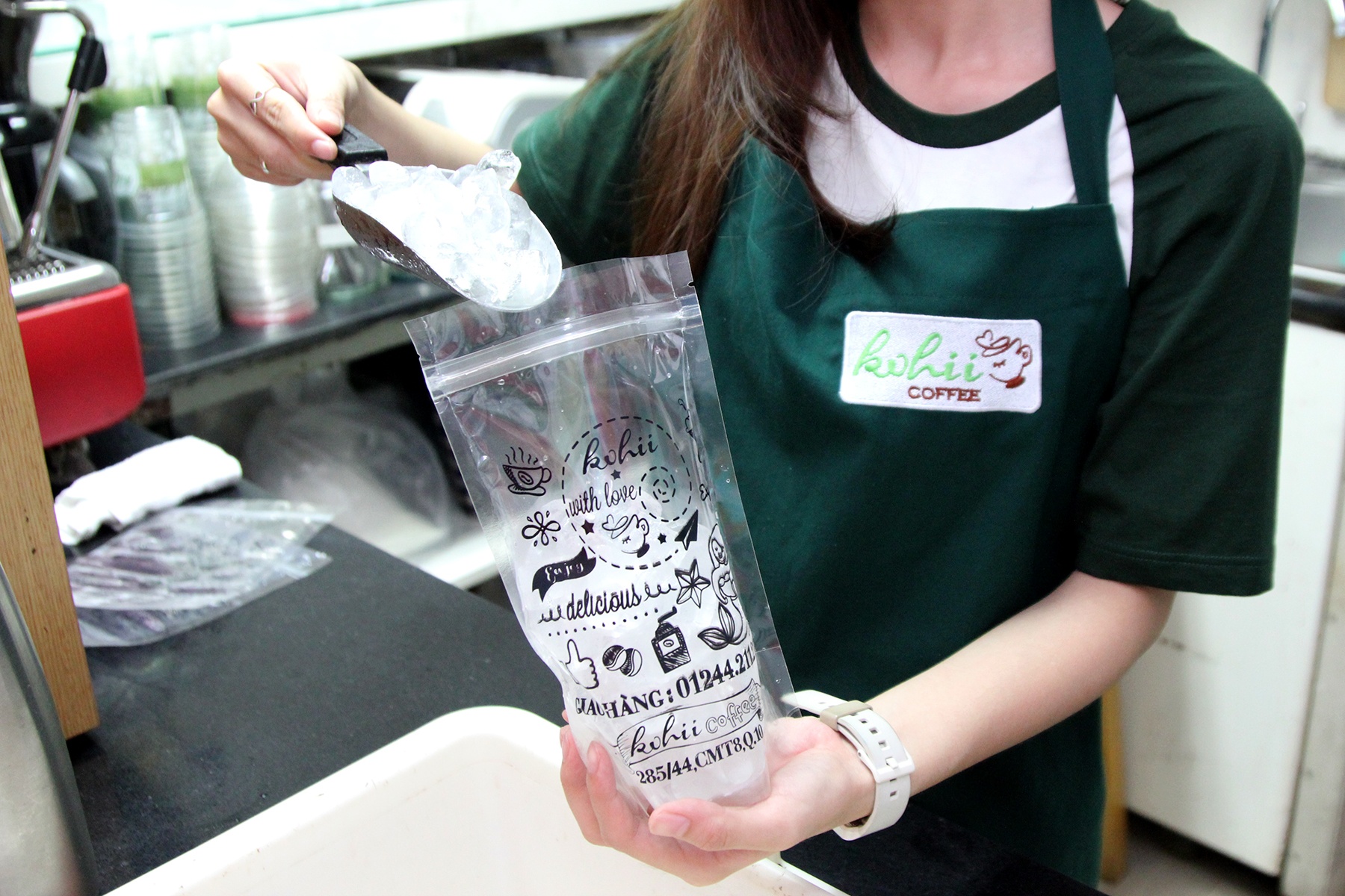 Toạ lạc trong một con hẻm nhỏ trên đường Cách Mạng Tháng Tám ( Q. 01), Kohii coffee tạo ấn tượng dễ gần cho thực khách với vẻ ngoài đơn giản cùng không gian màu trắng sang trọng. Được xây dựng theo mô hình take away, quán chuyên phục vụ các món nước như mattcha, latte, đá xay hay soda Ý cùng các món ăn vặt đơn giản như xúc xích, chả giò, pizza khoai tây...