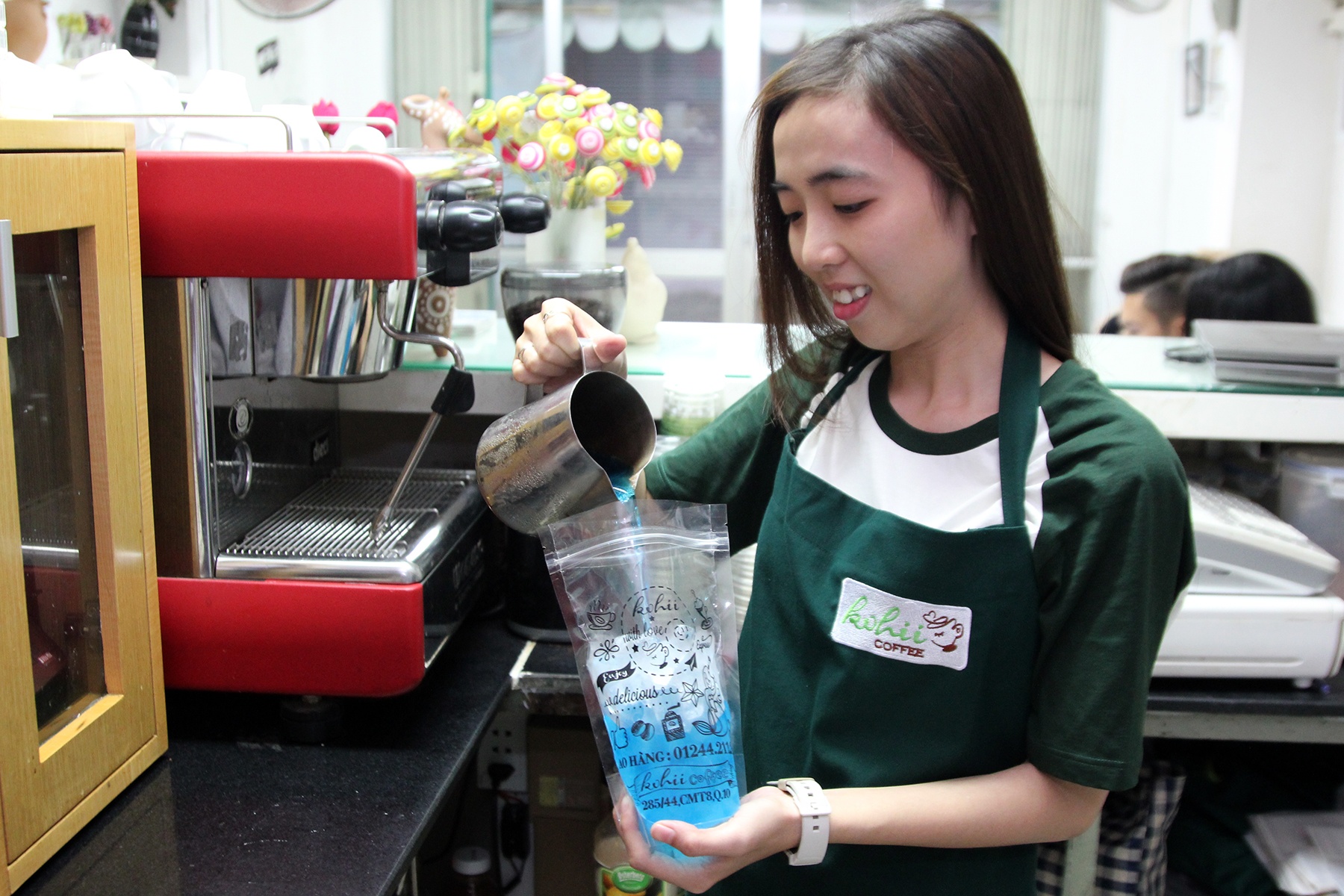 Mới đây, để đa dạng phong cách phục vụ, quán giới thiệu đến thực khách những món nước đựng trong các túi ni lông in hình ngộ nghĩnh.