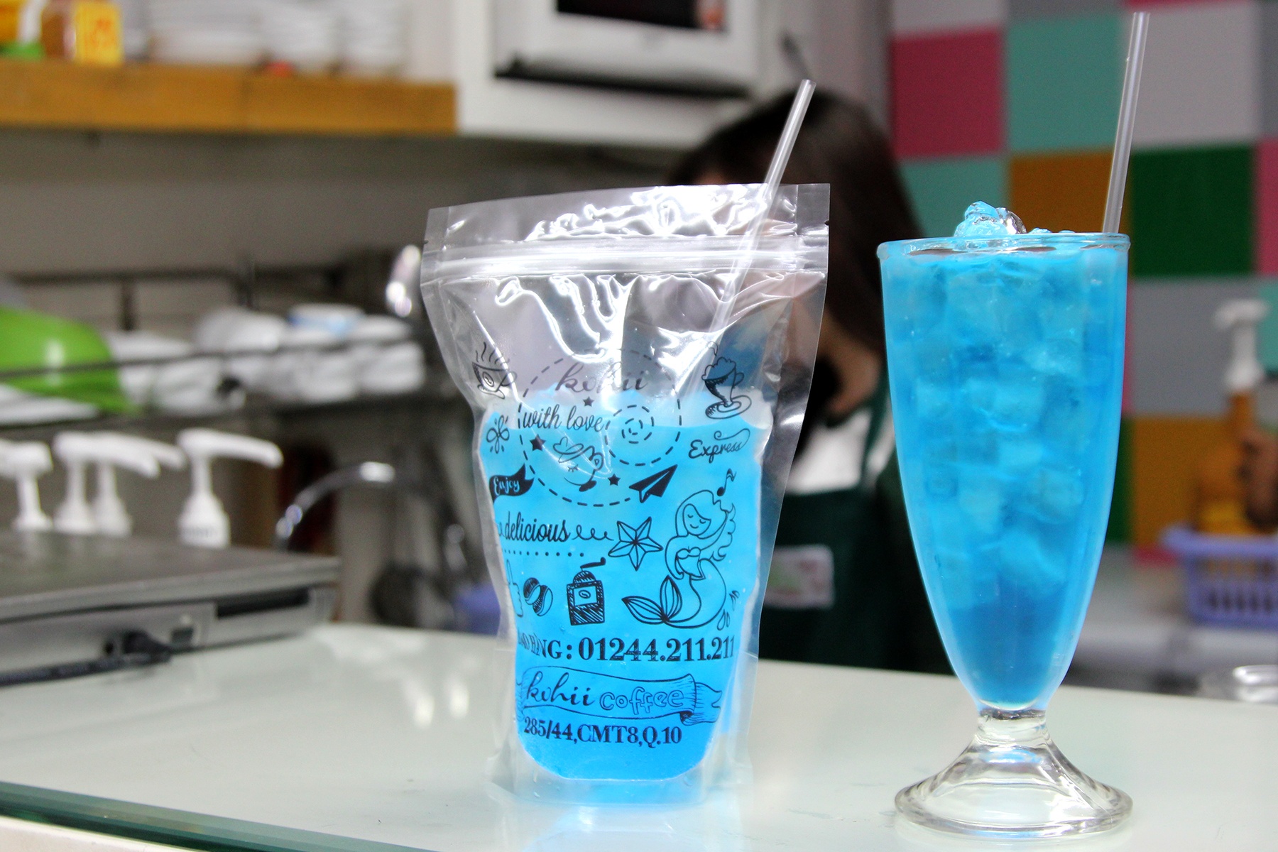 Điểm trừ là do kích thước túi khá lớn, khoảng 0,5l trong khi một phần nước phục vụ tại quán dao động từ 330 - 380ml. Để khắc phục tình trạng này, khi pha chế, phục vụ sẽ hỏi bạn muốn cho nhiều đá vào bao hay không? Bạn nên cân nhắc điều này, bởi nếu thêm đá, món nước yêu thích của bạn sẽ có vị nhạt hơn thông thường. 