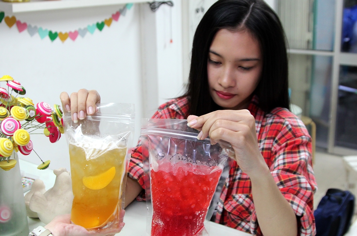 Quan ca phe noi nho ban nuoc bang tui ni long doc dao hinh anh