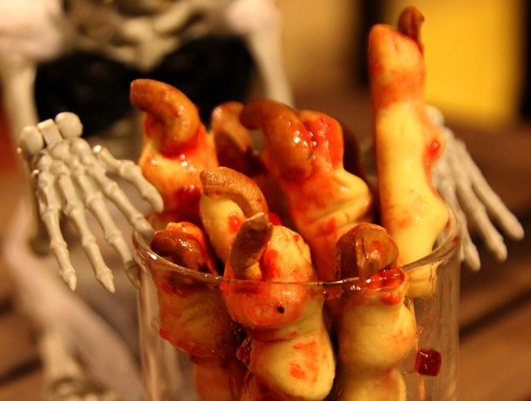 Mua banh quan tai, ngon tay mau cho ngay Halloween o Sai Gon hinh anh