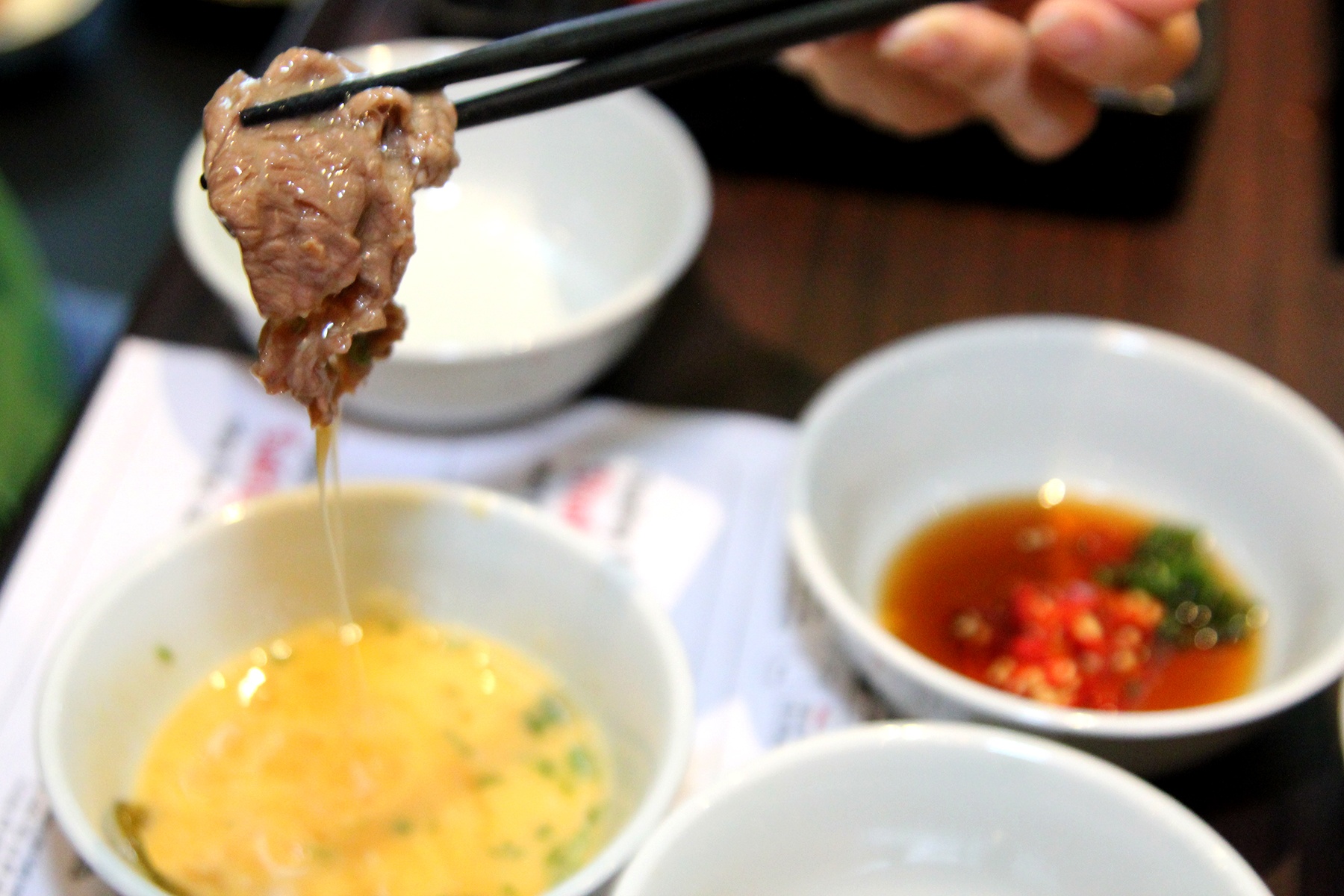 Thit bo nhung trung song, cach an dep da cua nguoi Nhat hinh anh