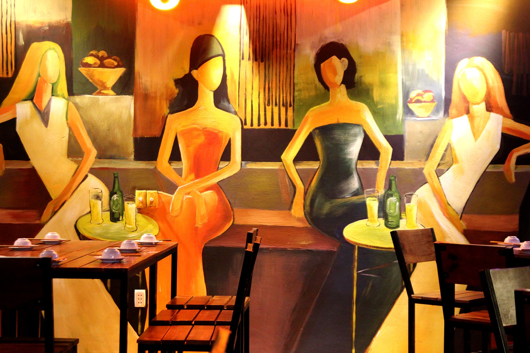 Quan an chi chuc trieu ve tranh tuong de hut khach hinh anh