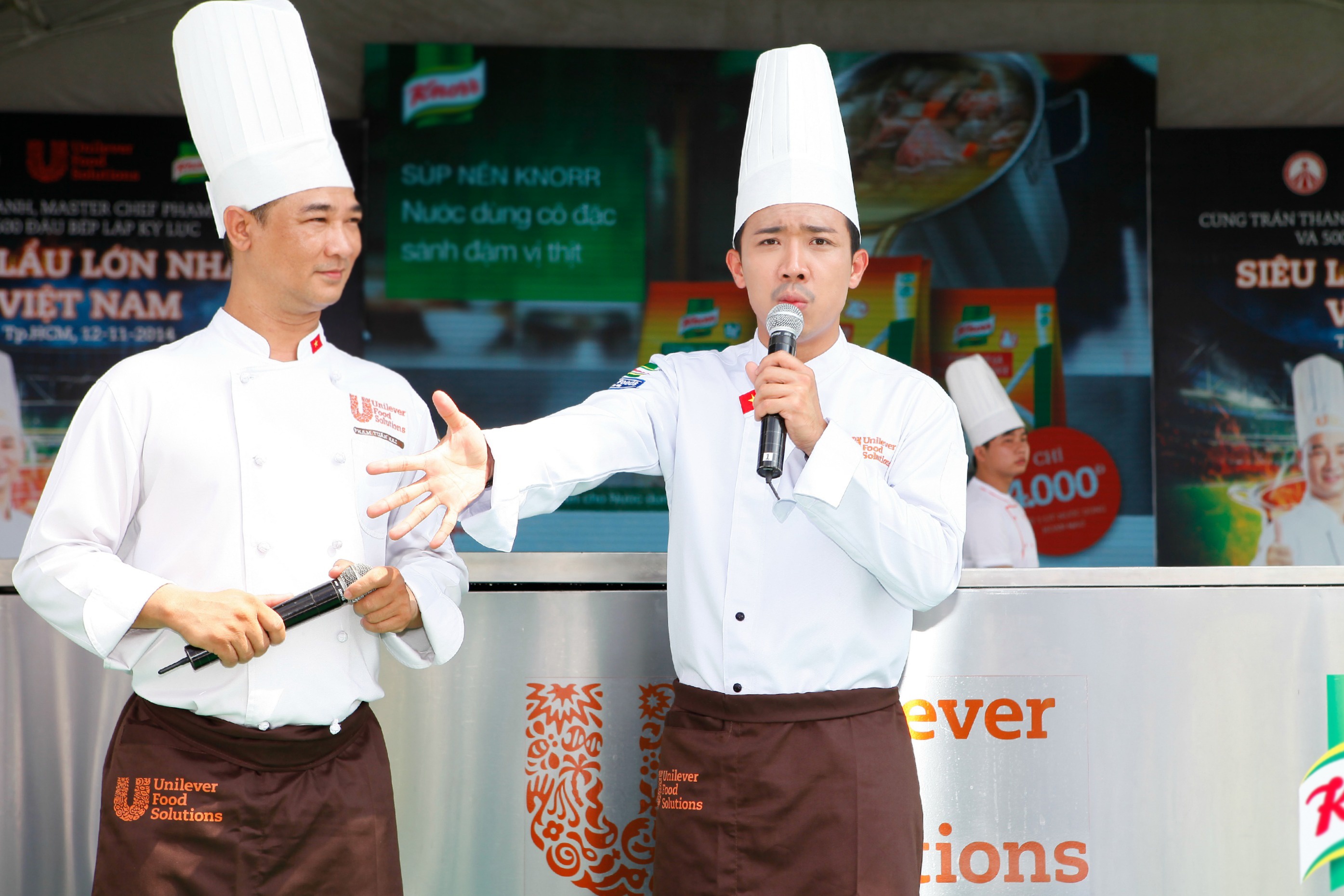 Tran Thanh cung 500 dau bep lap ky luc Sieu lau Viet Nam hinh anh