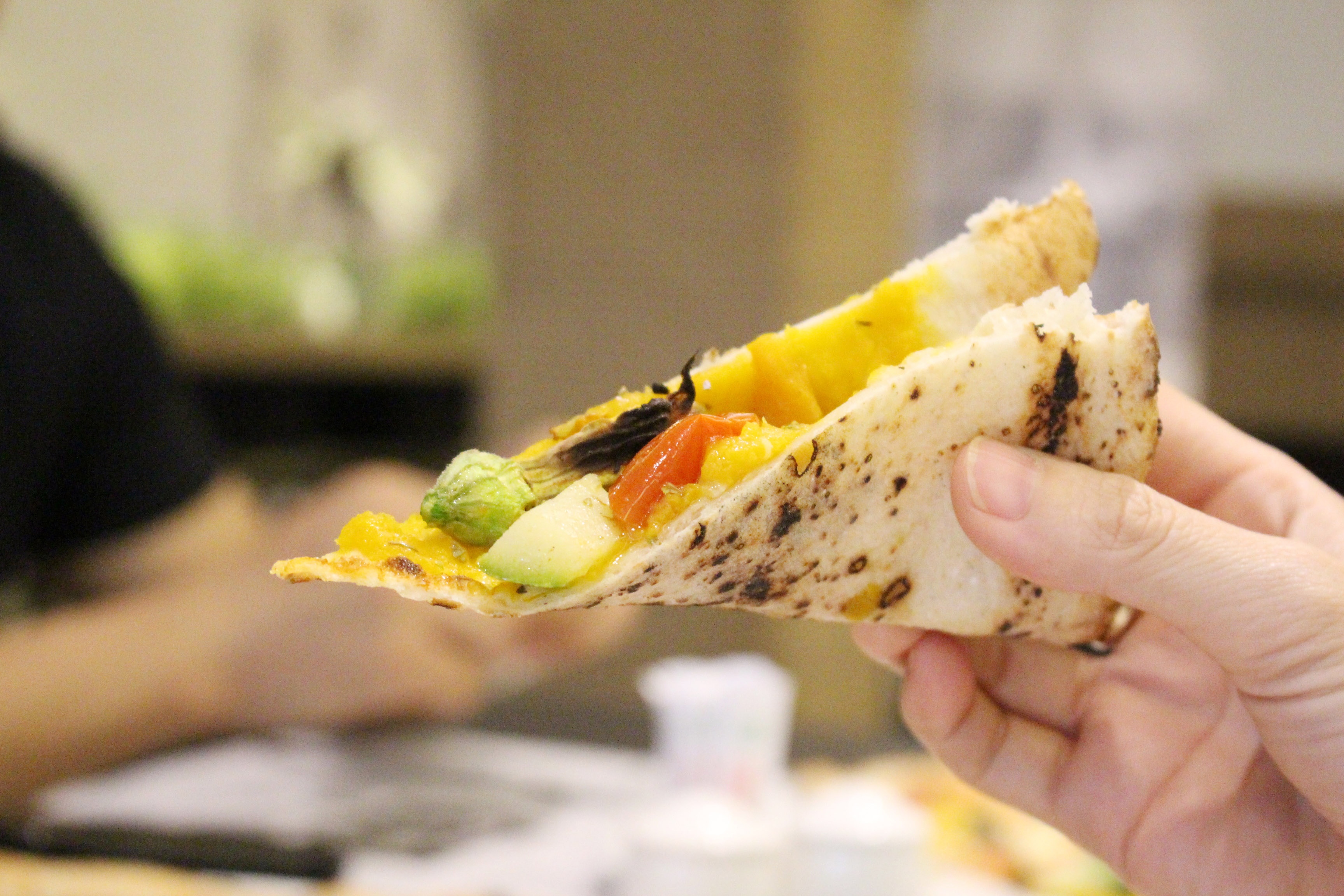 Quan pizza nuong banh trong 1 phut 30 giay hinh anh