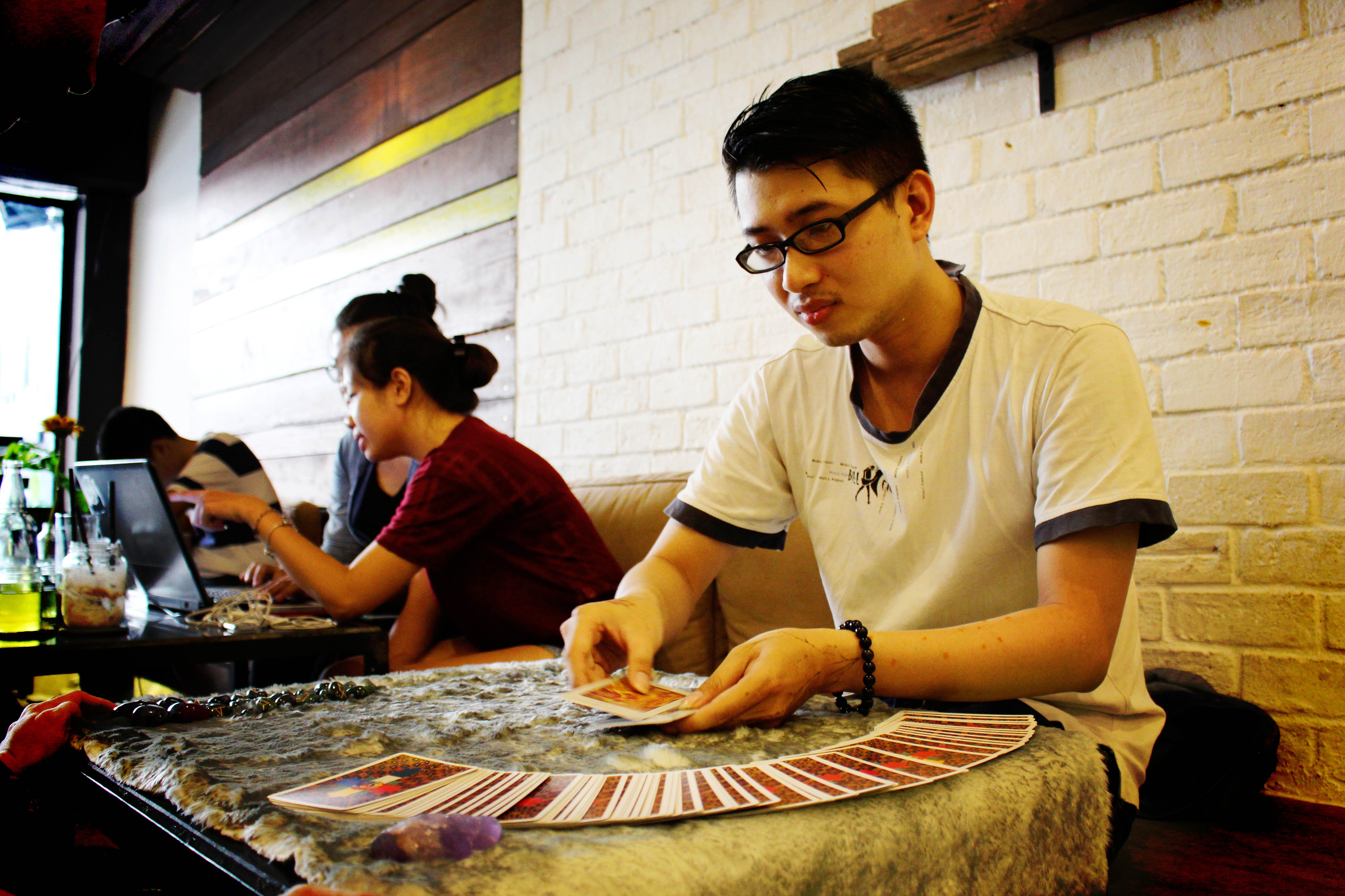 Ca phe boi chu, boi tarot o Sai Gon hinh anh