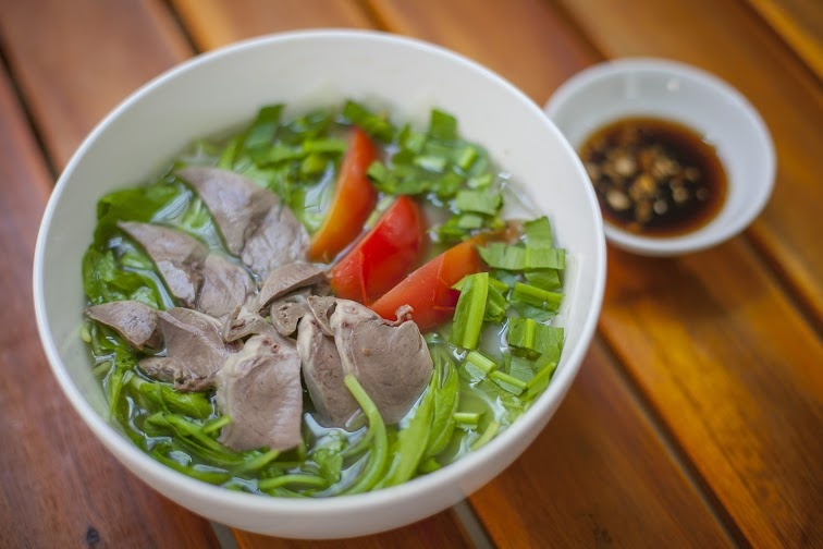 Mì tim có thành phần khá đơn giản là mì tôm, rau cải xanh và một vài miếng tim heo. Nước dùng của món ăn được chế biến từ xương hầm trên lửa lớn nên có vị ngọt thanh, dễ chịu. Nếu không thích mì nước, bạn có thể gọi mì xào, món ăn sẽ đậm đà và thơm hơn. Bạn có thể thưởng thức các món này tại quán Lim (đường Mạc Đĩnh Chi, Q.1, TP HCM).