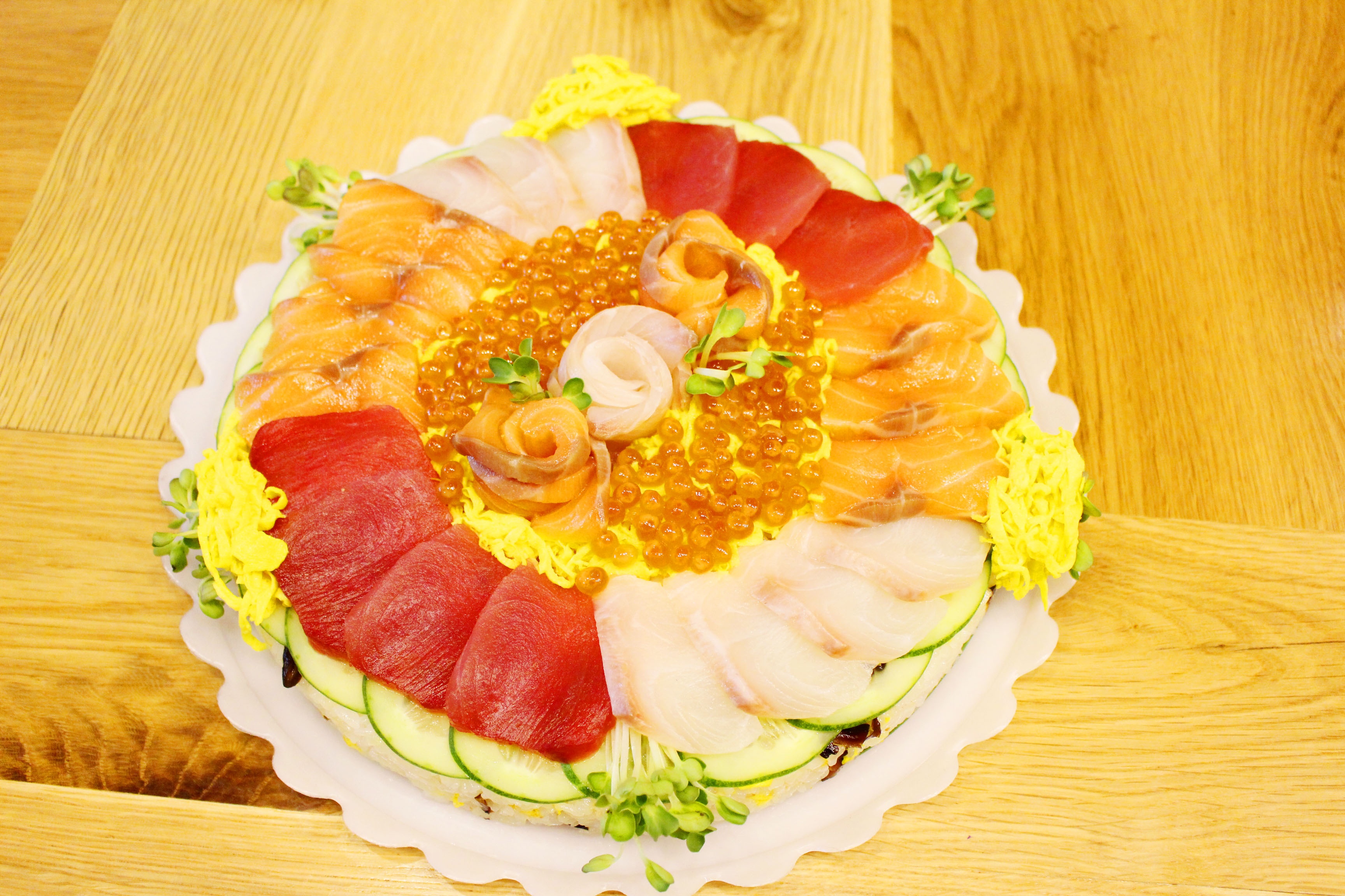 Banh sinh nhat dac biet voi sushi hinh anh