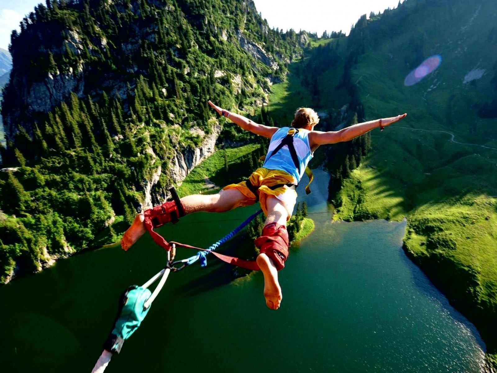 Bungee là cú nhảy của những ai thích khám phá giới hạn của bản thân và hay khao khát chinh phục độ cao. Cú nhảy này sẽ mang đến cho bạn hàng loạt trải nghiệm khác nhau, từ lo lắng, sợ hãi, đến vui vẻ, khấn khích. Tất nhiên, trong trò chơi này, độ an toàn của sợi dây cột chân khá cao. Hiện, độ cao của Bungee ở Nha Trang là 15m. Ảnh: pinoria.com.