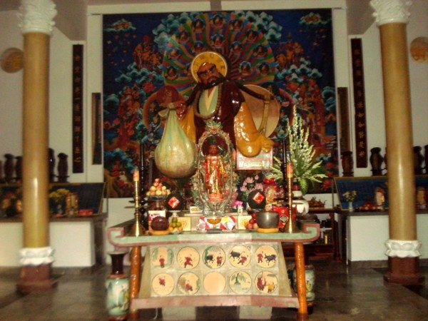 Nếu các pho tượng thường được chế tác từ đồng, đá hay bê tông, thì bức tượng Đạt Ma Sư Tổ ở chùa Tây Tạng (Bình Dương) lại hút du khách với danh xưng pho tượng tết bằng tóc lớn nhất Việt Nam. Tượng cao 2,32 m, được tạo chủ yếu từ tóc của Phật tử, mật rỉ đường và vôi vữa. Pho tượng còn có nón lá trên đòn gánh. Ảnh: Thuvienhoasen.