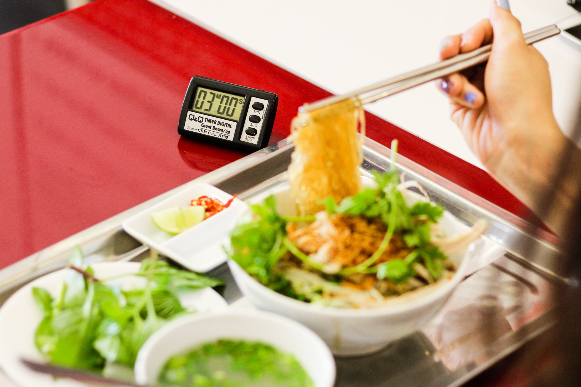 Quan an tang qua xin loi neu phuc vu cham hinh anh