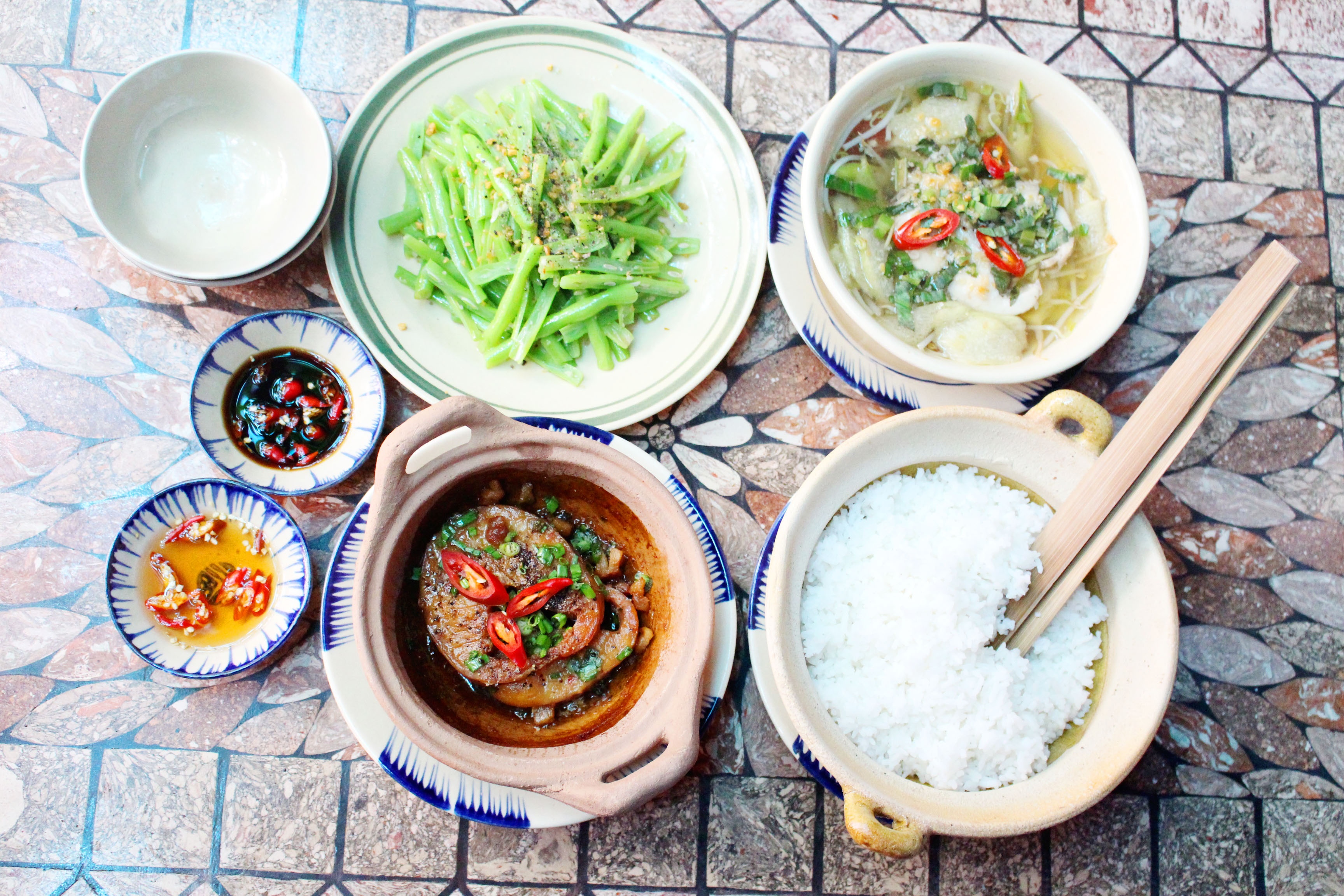  Nằm trong con hẻm số 93 đường Xô Viết Nghệ Tĩnh, quận Bình Thạnh, TP HCM, Cơm nhà quê là 