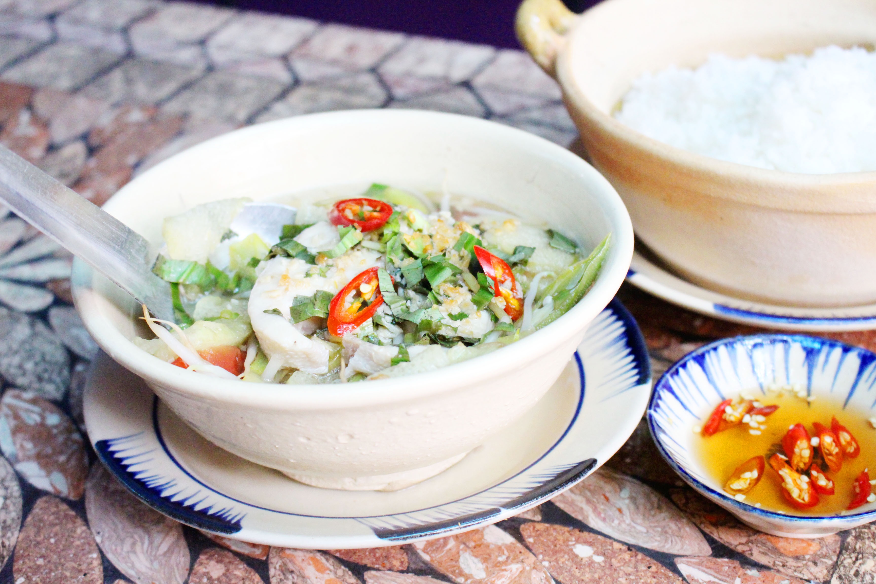 Những món ăn tại đây có tên gọi giản dị, gần gũi như “xà lách mua chợ”, “món chính mẹ nấu”, “món canh tuổi thơ”...