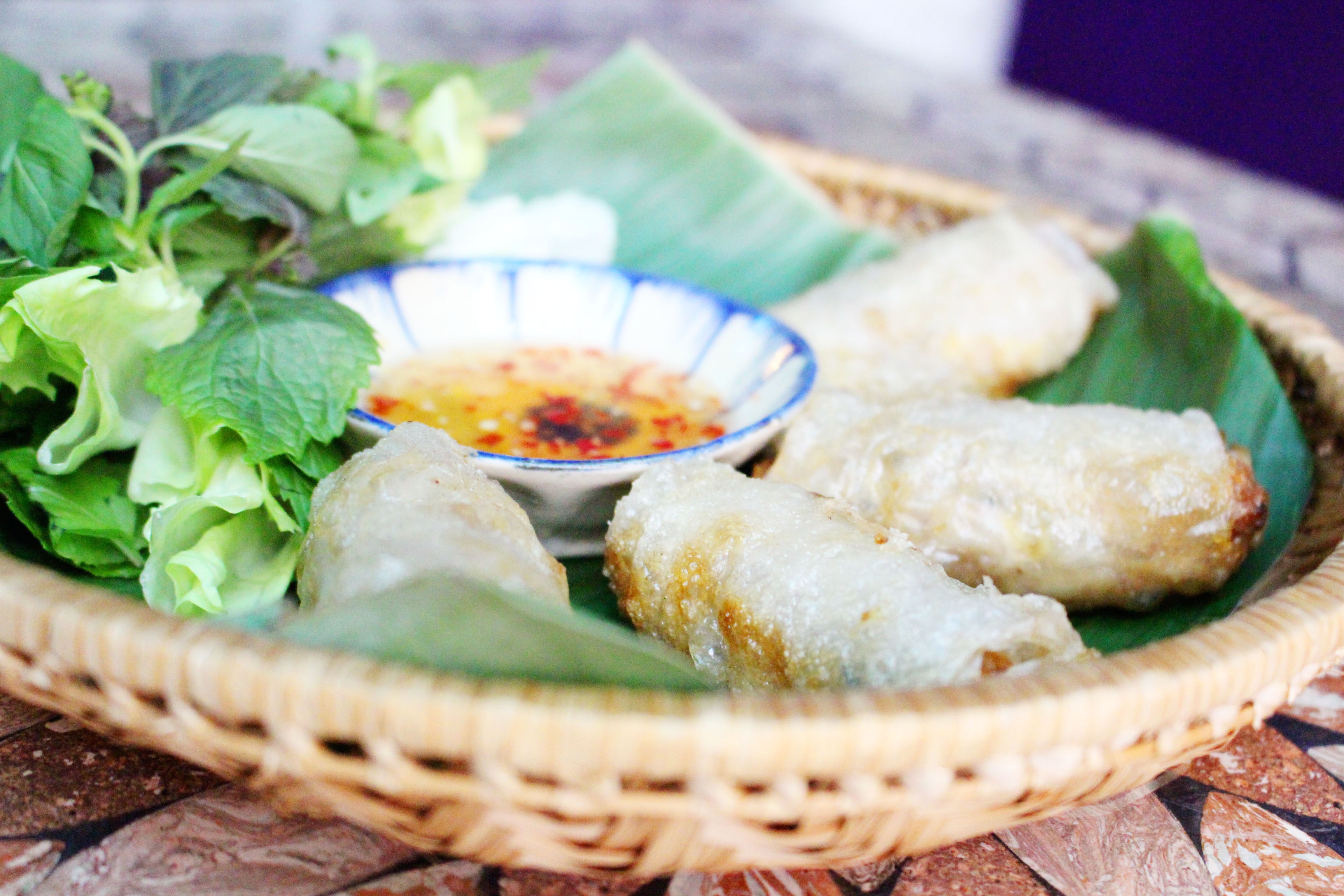 Các món như canh bí thịt bằm, cá lóc kho tộ, canh chua, gỏi ngó sen, mắm chưng, thịt kho trứng, nem cua bể... đều được chế biến từ nguyên liệu tươi, trình bày đơn giản. 