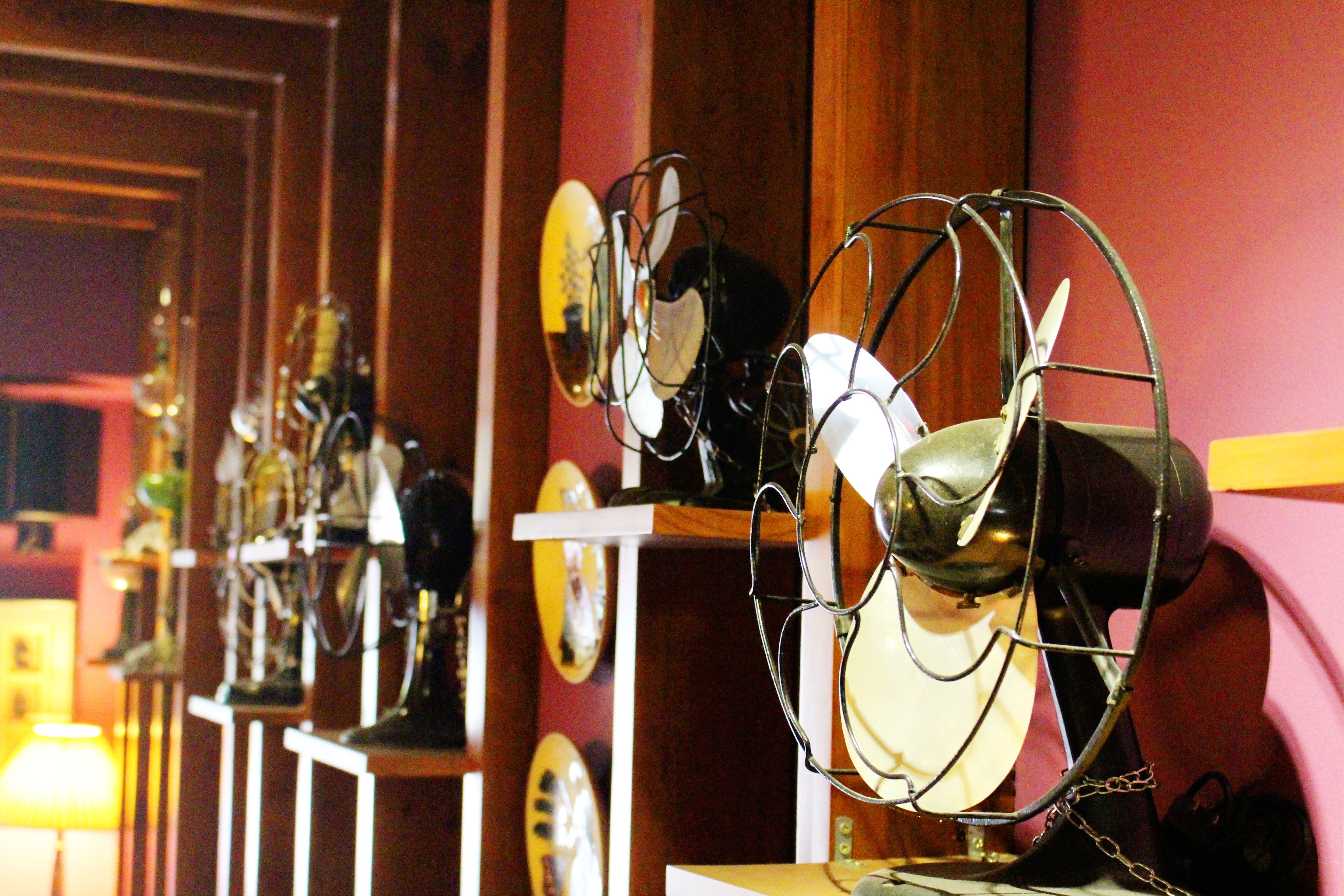 Quán được trang trí bằng bộ sưu tập quạt cổ và đèn cổ.