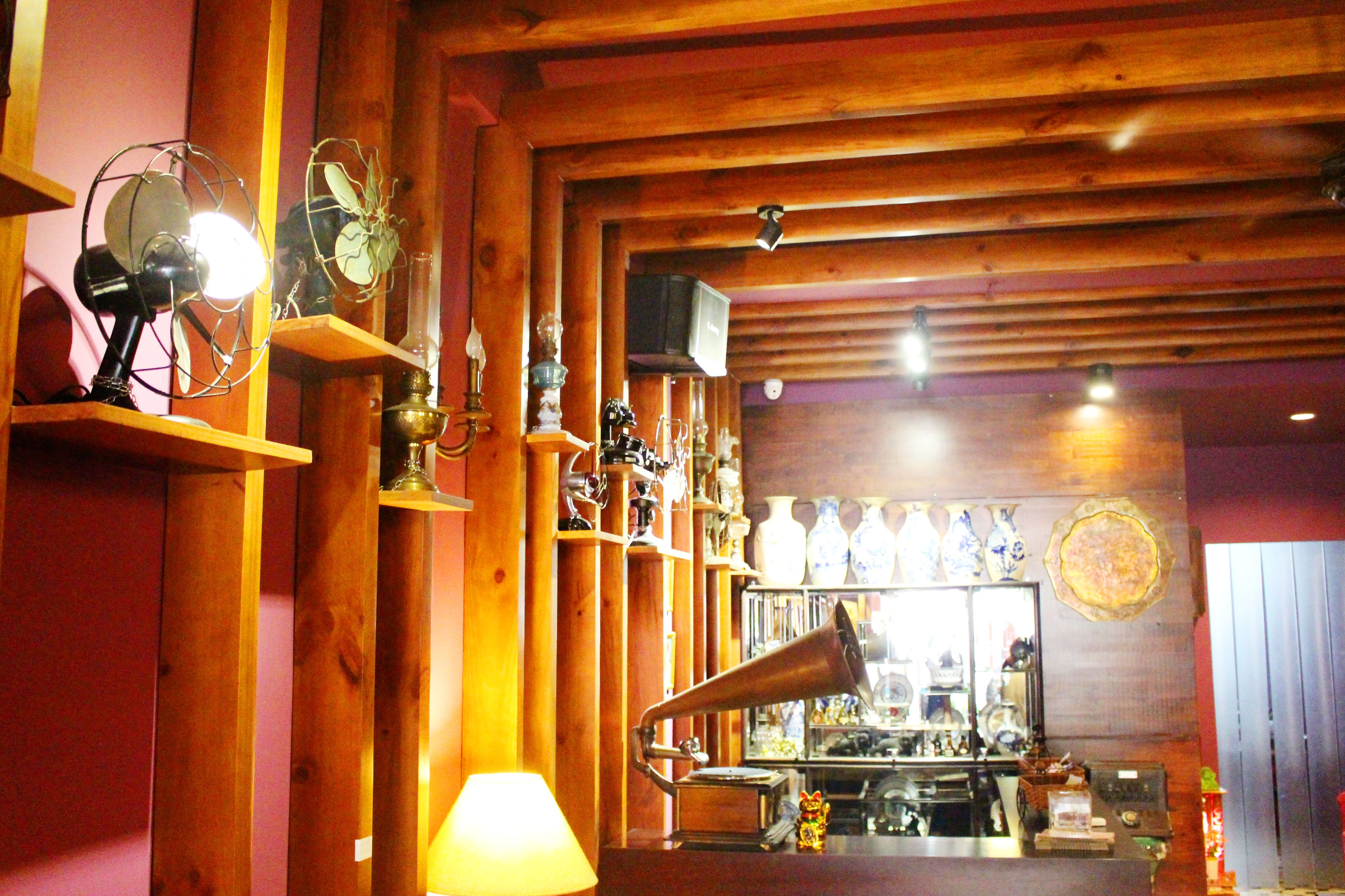  Chiếm vị trí nhỏ hơn, góc nhìn cũng chật hơn là những chiếc đèn cổ.