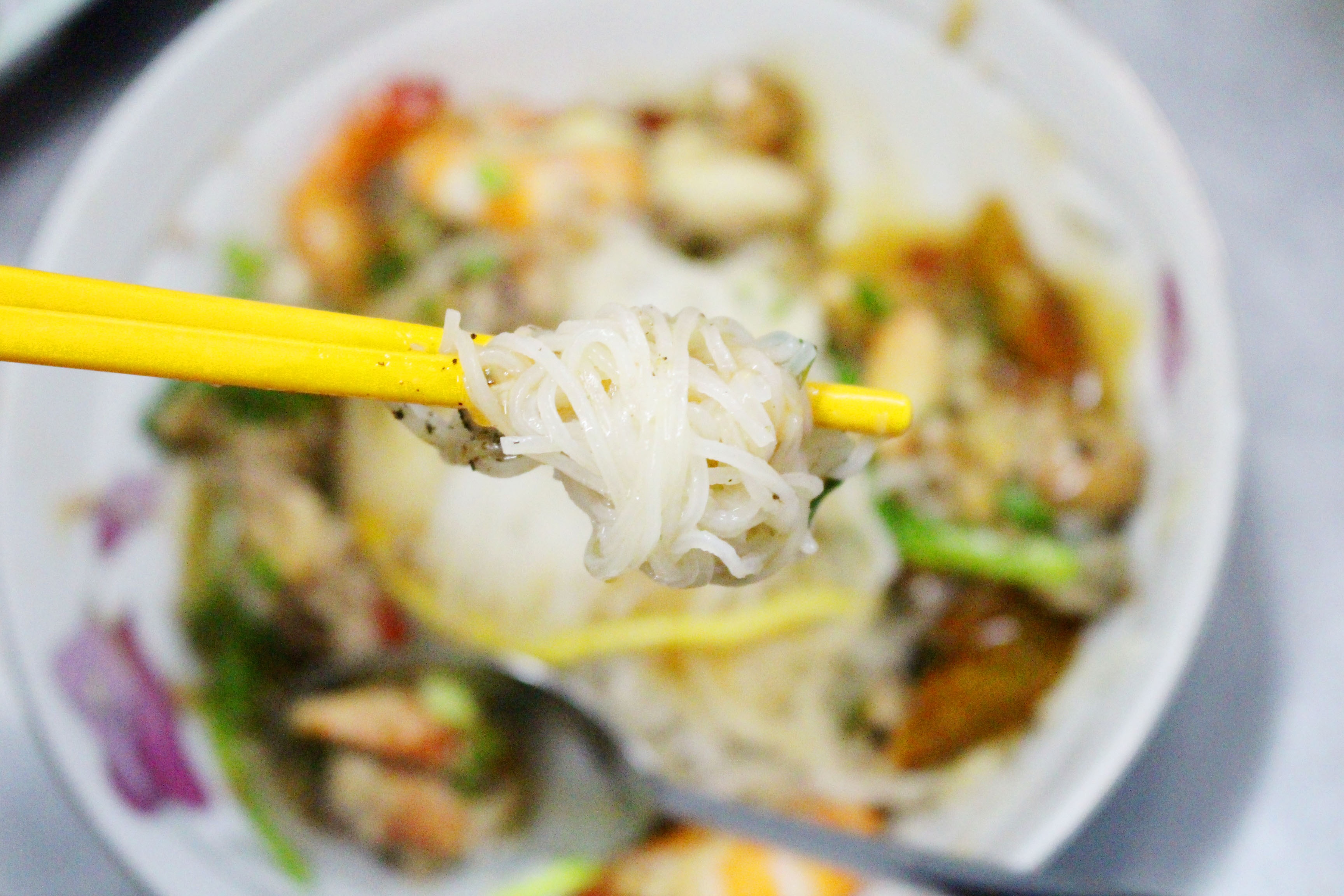  Bà cũng cho biết, lúc đầu quán sử dụng sợi hủ tiếu bột lọc trong và dai. Sau này, do nhịp sống vội vã, sợi hủ tiếu được thay đổi để phù hợp với thị hiếu của đa số thực khách.