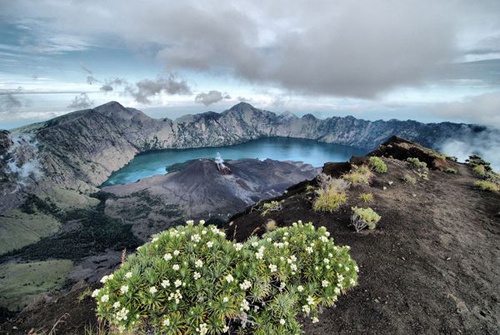 Nằm tại đảo Lombok, Rinjani là ngọn núi lửa cao thứ ba tại Indonesia và là điểm chinh phục được nhiều người ưa thích. Độ cao của ngọn núi này lên tới 3.726 m (Ảnh: Yew Pin Chuah, My Shot)