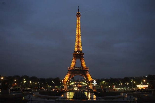 Thap Eiffel mung sinh nhat thu 126 hinh anh