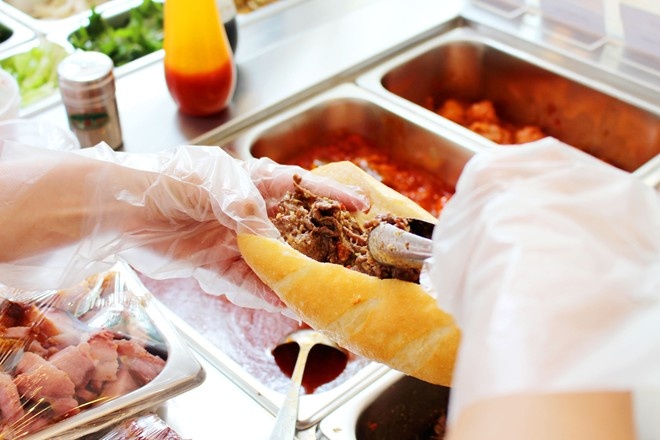 Bánh mì thịt bò xào sả ớt.