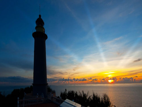 Hải đăng Đại Lãnh thuộc địa phận thôn Phước Tân, xã Hòa Tâm, Huyện Đông Hòa, Phú Yên. Công trình này được xây vào năm 1890. Tháp đèn hải đăng là một khối hình trụ thon đều, màu xám, bên trong có 110 bậc thang gỗ.  Ảnh: chudu24.