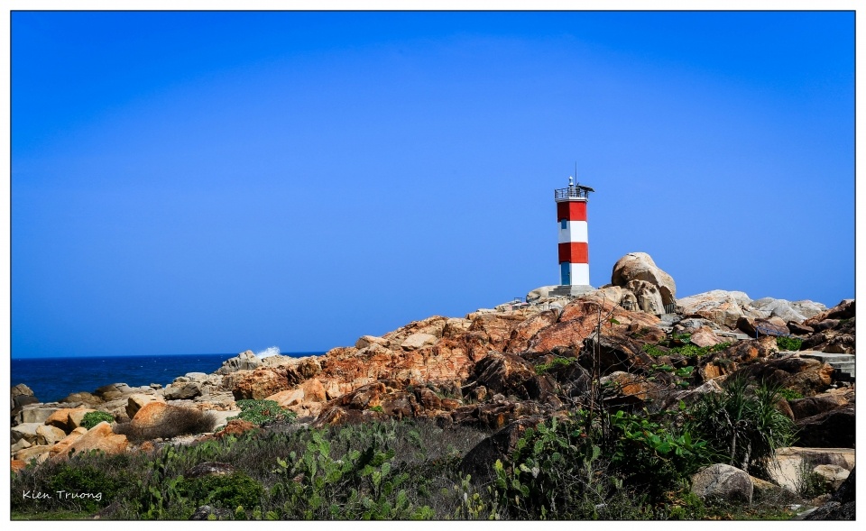 Hải đăng Gành Đèn thuộc xã An Ninh Đông, Huyện Tuy An, Tỉnh Phú Yên, cách gành Đá Đĩa khoảng 15 phút đi bộ. Điểm thu hút du khách đến Gành Đèn không phụ thuộc độ kỳ vĩ hay kiến trúc của công trình mà là vị trí tọa lạc. Hải đăng dựng trên gành đá được tạo nên từ nhiều tảng đá màu hồng nhạt chồng xếp lên nhau.	Ảnh: Phuot.