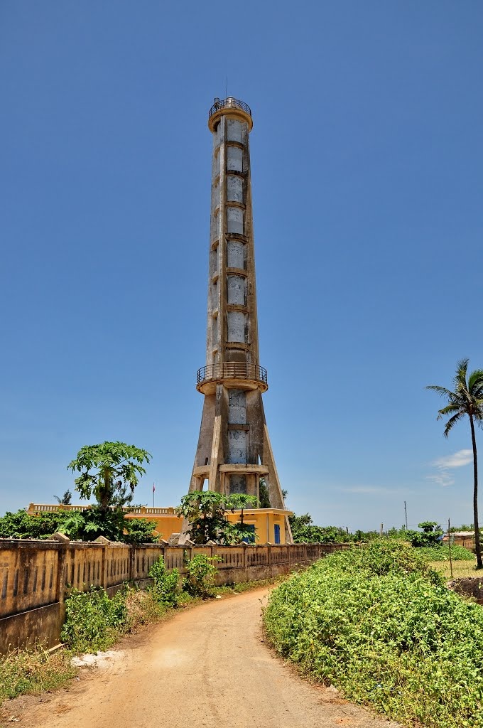 Hải đăng Lý Sơn nằm ở phía Đông đảo Lý Sơn,  thuộc xã Lý Hải, huyện Lý Sơn, tỉnh Quảng Ngãi. Công trình này được đưa vào hoạt động năm 1898. Với chiều cao 45 m, đây là ngọn hải đăng cao nhất Việt Nam tính đến thời điểm hiện nay. Khi đứng trên đỉnh cao nhất của hải đăng, bạn có thể nhìn toàn cảnh hòn đảo với biển vây quanh, những ruộng tỏi xanh ngát. Các tảng đá núi lửa cũng trở nên mềm mại và nền nã. Ảnh: Ponoramio.