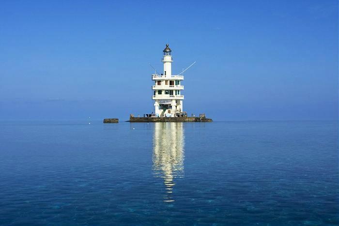 Hải đăng Đá Lát được xây dựng năm 1994. Hải đăng Song Tử Tây, được xây dựng năm 1993. Cả 2 hải đăng đều nằm trên đảo thuộc xã Trường Sa, huyện Trường Sa, Khánh Hòa.  Mỗi hải đăng có một vẻ đẹp riêng.  Nếu nhìn từ xa, Hải đăng Song Tử Tây trông như một cây bút giữa biển thì hải đăng Đá lát lại khiến du khách không khỏi trầm trồ về vị trí mà nó tọa lạc. Ảnh: Otofun.