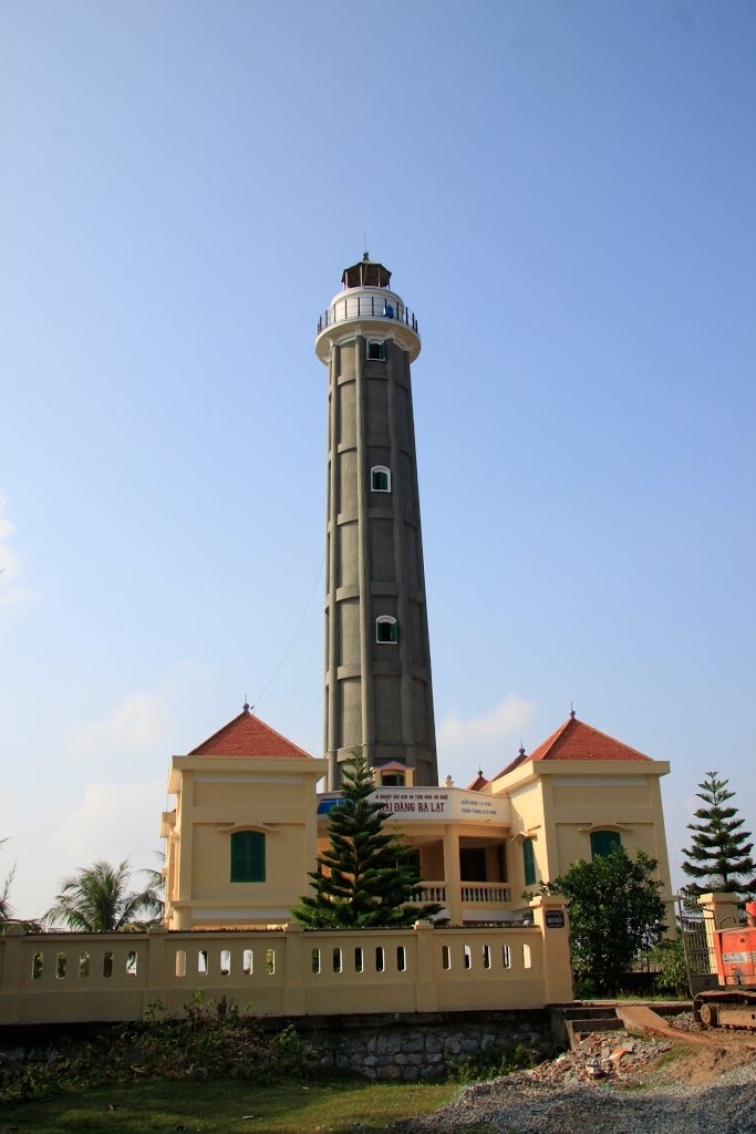 Hải đăng Thuận An nằm phía bờ Nam cửa Thuận An thuộc thị trấn Thuận An, huyện Phú Vang, tỉnh Thừa Thiên – Huế.  Vào năm 1813, tại cửa biển Thuận An (cũ), triều đình nhà Nguyễn đã cho xây dựng một tòa thành có tên Trấn Hải đài để kiểm soát, điều khiển lưu thông tàu thuyền và phòng thủ cho Kinh thành Huế. Đến năm 1834, triều đình đổi tên thành Trấn Hải thành và cho xây thêm trên đài một tòa nhà cao gọi là lầu Quan Hải. Năm 1840, triều đình cho treo trên lầu Quan Hải một đèn lồng lớn đường kính 3m xem như ngọn hải đăng. 