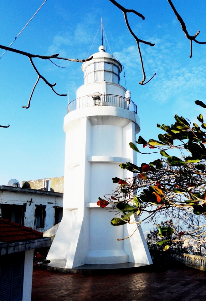 Hải đăng Vũng Tàu nằm trên đỉnh núi Nhỏ. Công trình này được xây dựng và khánh thành năm 1862 ở độ cao 149 m so với mực nước biển. Đến năm 1913, hải đăng này được chuyển lên cao khoảng 170 m (vị tri1 hiện nay).  Hải đăng này có hình dáng giống một tháp tròn, sơn trắng, cao 18 m.  Ảnh: Dulichbui.