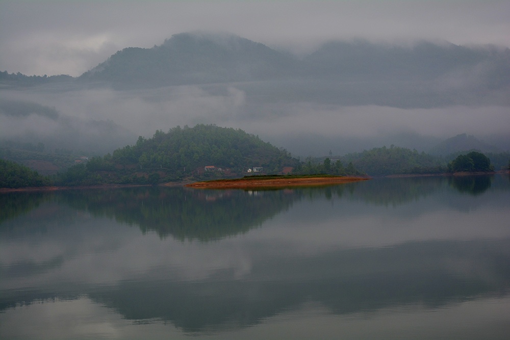 Thôn Đồng Mậm, xã Sơn Hải, huyện Lục Ngạn, tỉnh Bắc Giang, nằm sâu trong lòng hồ thuỷ điện Cấm Sơn. Nơi đây có 3 mặt là nước, một mặt núi phủ rừng phòng hộ nên người dân xung quanh vẫn hay gọi với cái tên