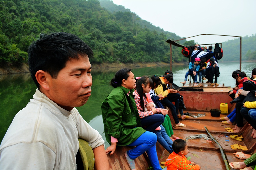 Người lớn hàng tuần thay phiên nhau đưa những em nhỏ ngoài thôn vào đất liền học bằng thuyền và các em sẽ ở nội trú gần trường, 1 tuần mới về nhà 1 lần.