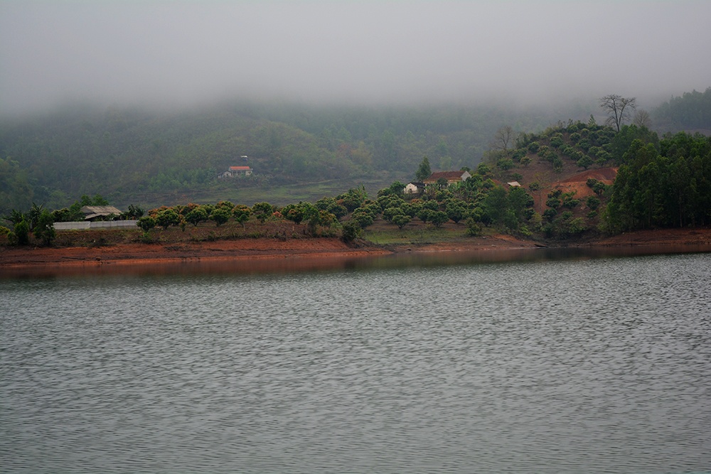 Mặt hồ Cấm Sơn với diện tích khoảng 2600ha như một hệ thống điều hoà không khí khổng lồ, điều tiết khí hậu quanh năm mát mẻ cho khu vực xung quanh hồ.