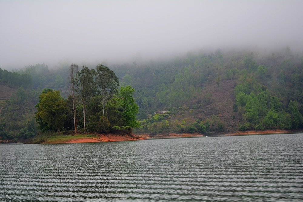 Với rất nhiều đảo nổi lớn nhỏ, khung cảnh thiên nhiên hoang sơ hoàn toàn chưa có tác động của bàn tay con người. Ít ai biết rằng, đây chính là nơi nhạc sỹ Phó Đức Phương đã cảm tác viết nên ca khúc nổi tiếng