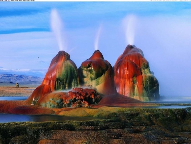 Fly Geyser, sa mạc Black Rock, Nevada.