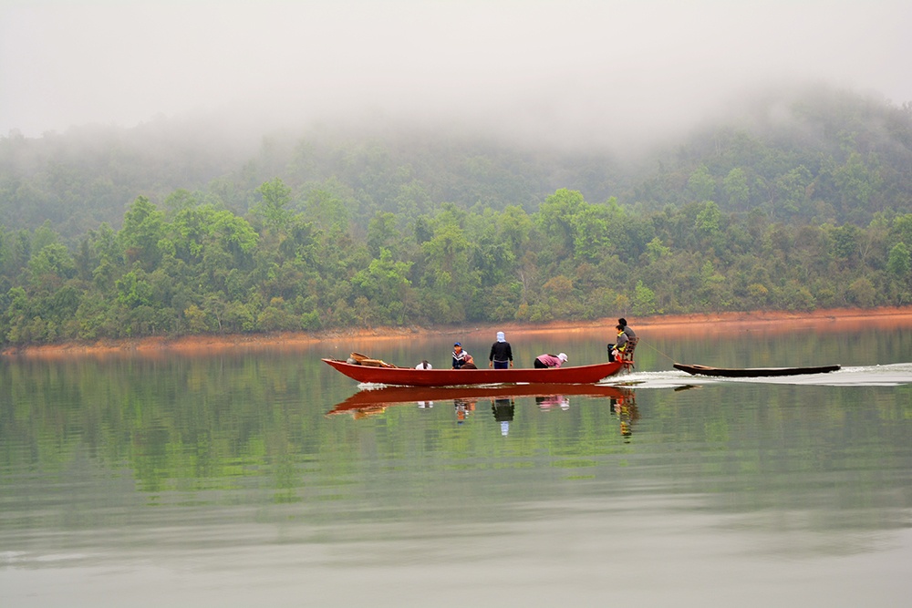 Hơn 100 hộ dân nơi đây chủ yếu làm nông nghiệp, tự cung tự cấp thực phẩm bằng việc chăn nuôi gia súc, gia cầm. Chỉ khi có việc cần thiết người dân mới vào đất liền.