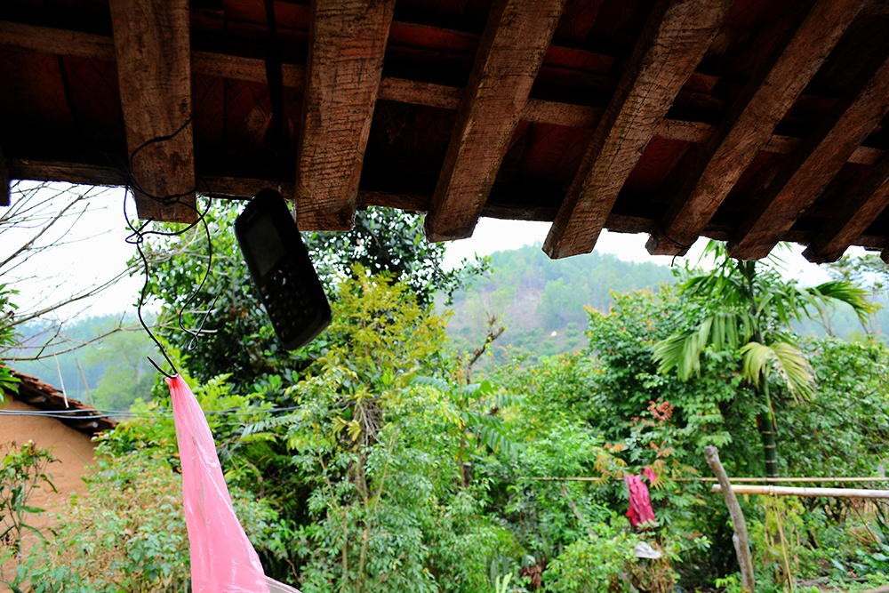 Năm 2014 điện mới về Đồng Mậm còn thì sóng điện thoại tậm tịt và không có internet. Người dân nơi đây thường treo điện thoại ở đầu nhà để bắt sóng.