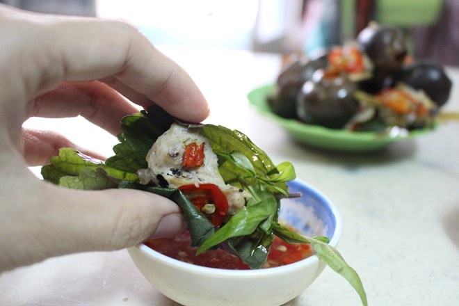 Đường Phan Xích Long (quận Phú Nhuận): Bạn có thể tìm thấy bất kỳ món nào bạn cần trên con đường này. Từ những món bình dân như bánh xèo, gỏi cuốn.... đến cháo ếch, cà phê Starbucks...