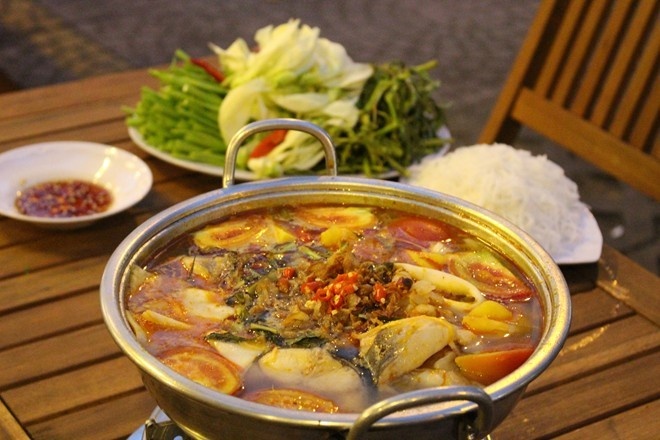 Đường Sư Vạn Hạnh (Quận 10): Số lượng quán ăn ở con đường này không ít, song tập trung nhiều nhất phải kể đến khu vực chung cư Ngô Gia Tự và Nguyễn Chí Thanh. Thời điểm hoạt động của phố ẩm thực này bắt đầu từ 17h hàng ngày. Ở đây có khá nhiều món khác nhau, nhưng chiếm ưu thế là bánh xèo miền Trung và bột chiên.