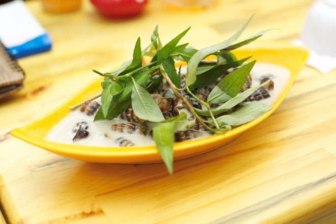 Ốc Khánh - ốc bình dân gần nhà thờ Hầm Địa chỉ : 2/84 Thiên Phước, Phường 9, Quận Tân Bình  Điện thoại: 0906710743  Giờ bán: 16g00- 23g00   Quán ốc nhỏ, bình dân ở gần nhà thờ Hầm, giá tầm 20-30k/đĩa nhưng được cái là chất lượng không thua gì mấy quán nổi tiếng, chỉ có điều phục vụ hơi chậm thôi.