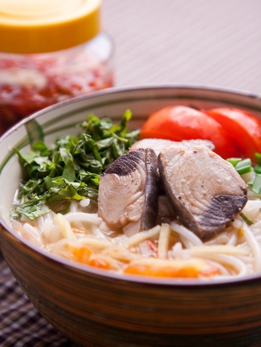  Bún cá ngừ có cách chế biến khá đơn giản. Cá ngừ làm sạch, cắt khúc. Xếp cá, cà chua, hành tím, ớt, ít gia vị, dầu ăn... vào nồi. Đun sôi nồi cá bằng lửa nhỏ khoảng 30-60 phút. Chan nước dùng, xếp cá, rau lên bún, bạn đã có thể thưởng thức. Đôi khi người nấu thay cà chua bằng dứa hay măng chua. Điều này phụ thuộc vào sở thích, khẩu vị của từng người. Ảnh: Kokotaru. 