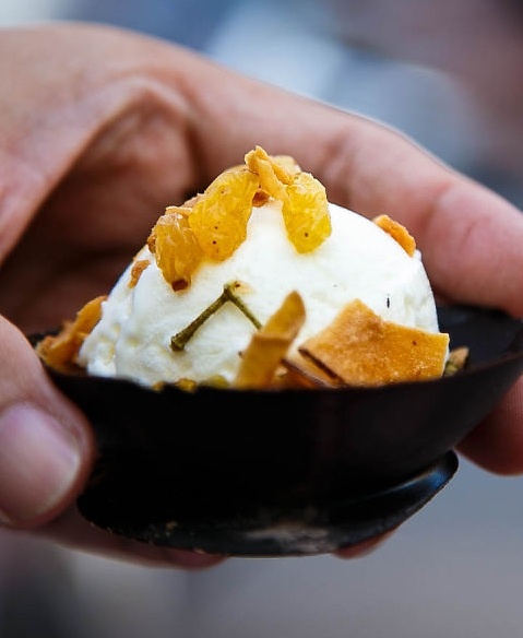 Để đảm bảo vệ sinh, người bán để ly kem nào vào trong một chiếc chén nhỏ khi dọn cho khách. Theo đánh giá của nhiều người, kem tại quán ổn song khó có thể 