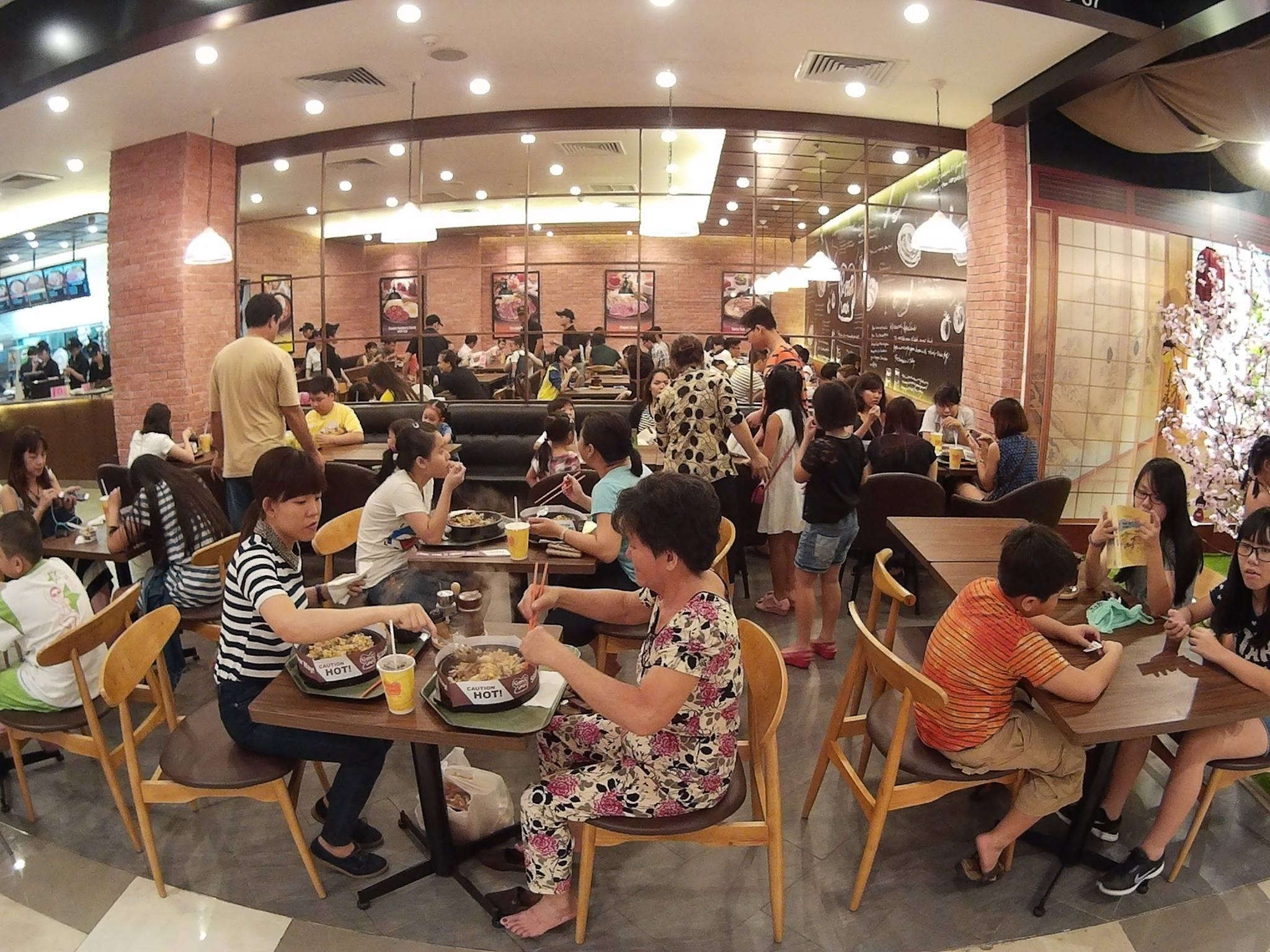 Trong ngày thứ hai của dịp lễ dài, hàng quán tại TP HCM vẫn đông khách, dù rất nhiều cư dân thành phố đã về quê, đi du lịch...